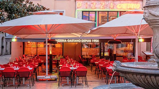 Pizzeria Gaetano Toulon Centre — Terrasse place Amiral Sénès Terrasse de la Pizzeria Gaetano place Amiral Sénès à Toulon avec pizzas au feu de bois