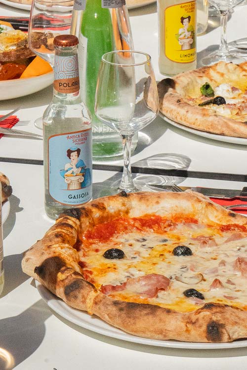 Boissons fraîches Pizzeria Gaetano Toulon — Limonade sicilienne Polara Limonade sicilienne Polara en terrasse de la Pizzeria Gaetano à Toulon avec pizzas et cocktails