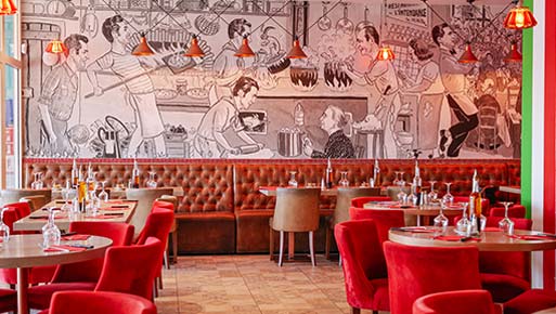 Salle intérieure de la Pizzeria Gaetano au port de Toulon avec fresque italienne et fauteuils rouges