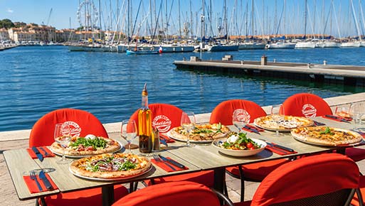 Terrasse de la Pizzeria Gaetano au port de Toulon avec pizzas au feu de bois et vue sur la marina